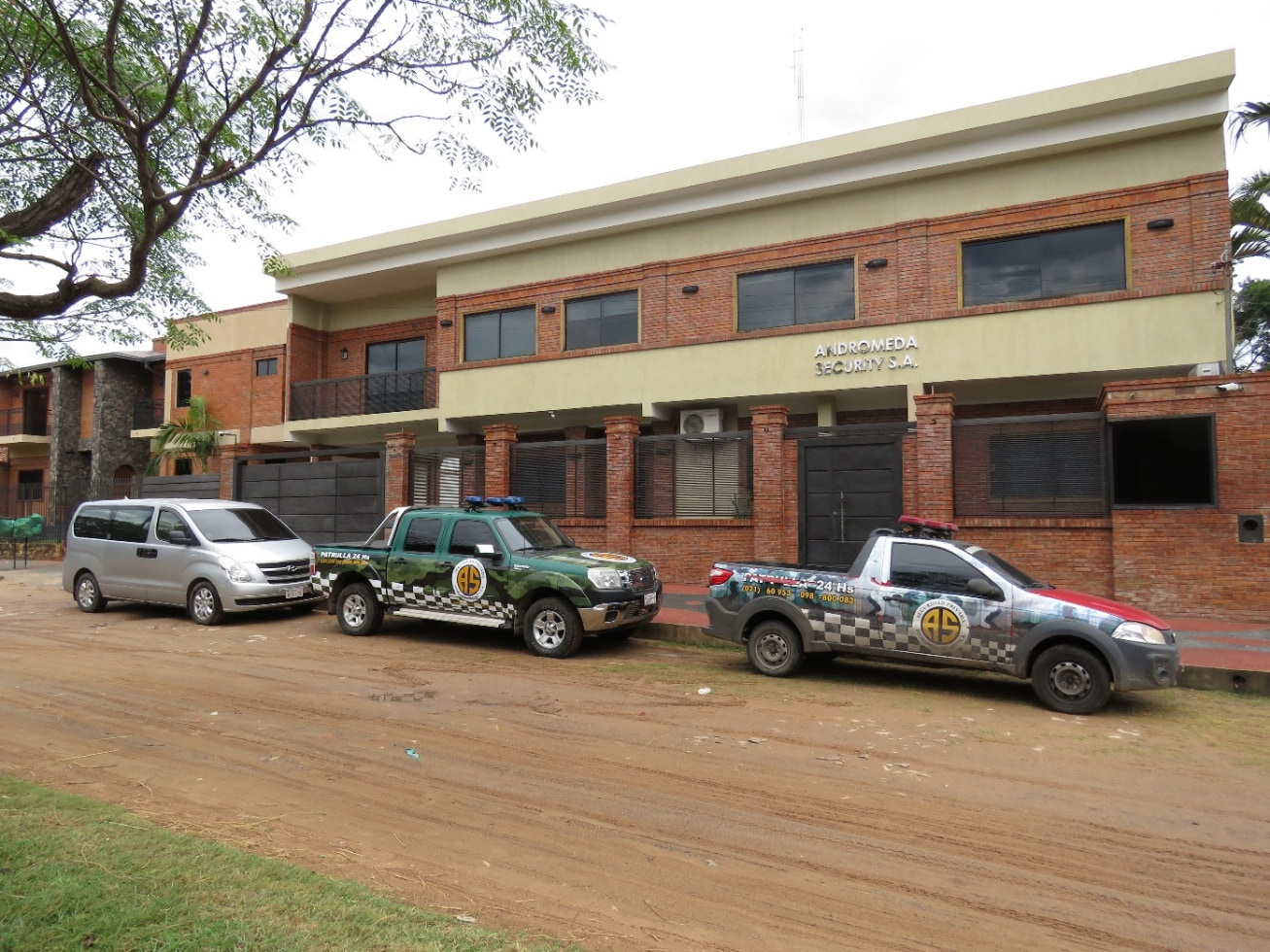 Sede de Andromeda Security con camionetas de patrullaje identificadas